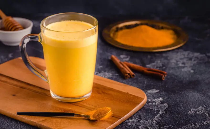 Goldene Milch: Wirkung, Zubereitung & Risiken verstehen